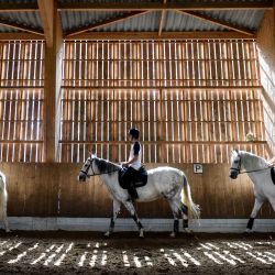 Alumnos asisten a una sesión de clases de equitación en la "Puy du Fou Academie" en Les Epesses, al oeste de Francia. | Foto:SEBASTIEN SALOM-GOMIS / AFP