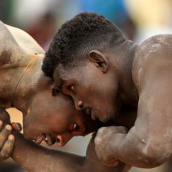Competidores luchan en un combate de lucha tradicional nuba entre los equipos de Nilo Oriental y Omdurman, en el estadio Haj Youssef del distrito sudanés de Jartum. | Foto:ASHRAF SHAZLY / AFP