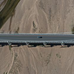 Esta imagen aérea muestra un coche circulando por un puente sobre el lecho seco del río Loira en Loireauxence, al oeste de Francia. - Este verano ha sido el segundo más caluroso de la historia de Francia, con temperaturas medias 2,3ºC por encima de la norma, una serie de incendios forestales a gran escala que asolaron gran parte del suroeste y una sequía generalizada, así como varias tormentas severas. | Foto:Damien Meyer / AFP