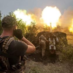Esta imagen muestra a artilleros ucranianos disparando desde un cañón a lo largo de la línea del frente en un lugar desconocido de Ucrania. | Foto:Estado Mayor de las Fuerzas Armadas de Ucrania / AFP