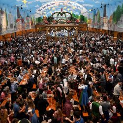 Los asistentes al festival se reúnen y animan en una carpa de cerveza durante la fiesta de la cerveza Oktoberfest en el recinto ferial de Theresienwiese en Múnich, sur de Alemania. | Foto:Christof Stache / AFP