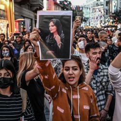 Un manifestante sostiene un retrato de Mahsa Amini durante una manifestación en apoyo de Amini, una joven iraní que murió tras ser detenida en Teherán por la policía de la moral de la República Islámica, en la avenida Istiklal de Estambul. | Foto:Ozan Kose / AFP
