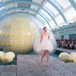 Modelos presentan creaciones de la diseñadora de moda Susan Fang, para su desfile de primavera/verano 2023 en el quinto día de la London Fashion Week June Edition, en Londres. | Foto:NIKLAS HALLE'N / AFP