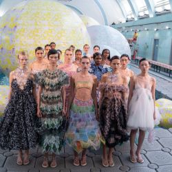 Unas modelos posan para una fotografía durante un ensayo previo a un desfile de la diseñadora de moda Susan Fang, para su pasarela Primavera/Verano 2023 en el quinto día de la London Fashion Week June Edition, en Londres. | Foto:NIKLAS HALLE'N / AFP