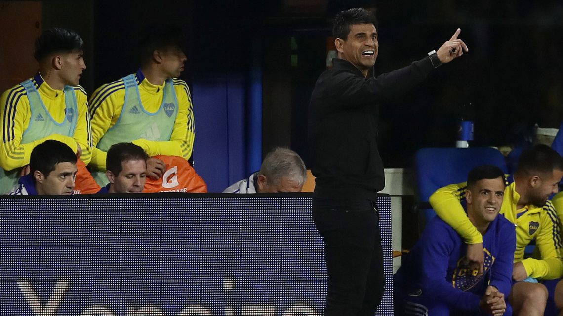 Boca Juniors' team coach Hugo Ibarra gestures during the Xeneize's match against Huracán at La Bombonera stadium in Buenos Aires, on September 19, 2022.