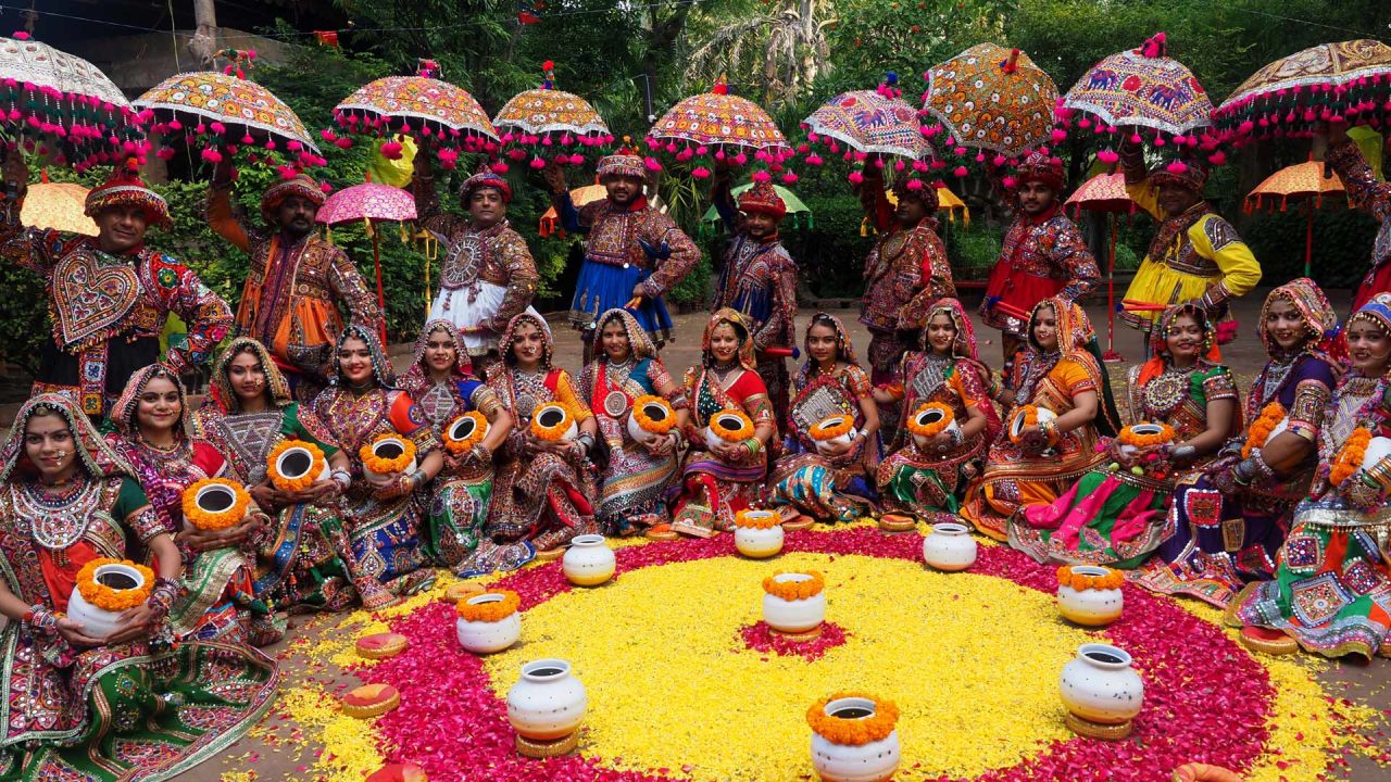 Participantes de un grupo artístico con vestidos tradicionales ensayan la danza Garba antes del festival Navratri en Ahmedabad, India. | Foto:SAM PANTHAKY / AFP