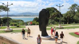 Palacio del Sobrellano y los hoteles frente a la playa del Salmonejo, Santander.