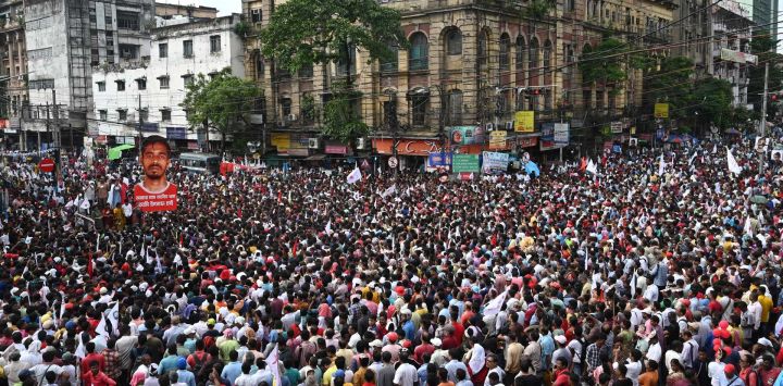 Activistas de sindicatos estudiantiles de izquierda y de la rama juvenil se reúnen durante una manifestación contra varias políticas del gobierno estatal en Calcuta, India.