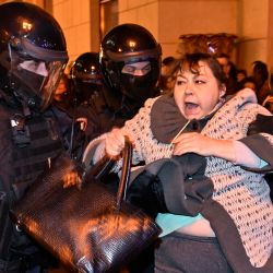 Agentes de policía detienen a una mujer en Moscú, tras las convocatorias de protesta contra la movilización parcial anunciada por el presidente Vladimir Putin. | Foto:ALEXANDER NEMENOV / AFP