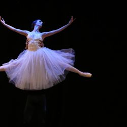 Bailarines del Ballet del Sur de Italia actúan durante el 13º Festival Internacional de Ballet de Cali, en Cali, Colombia. | Foto:PAOLA MAFLA / AFP