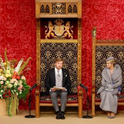 El rey de los Países Bajos, Guillermo Alejandro, pronuncia su discurso mientras la reina Máxima se sienta a su lado durante la ceremonia del Día del Príncipe en el Teatro Real, conocido como Koninklijke Schouwburg, en La Haya. | Foto:Robin van Lonkhuijsen / ANP / AFP