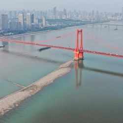Esta foto aérea muestra el puente del río Yangtze de Yingwuzhou con una sección de un lecho seco del río Yangtze en Wuhan, en la provincia central china de Hubei. | Foto:AFP