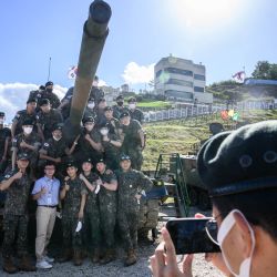 Soldados del Ejército de Corea del Sur posan después de un ejercicio militar con fuego real durante la Exposición de Defensa de Corea en un campo de entrenamiento cerca de la zona desmilitarizada que separa las dos Coreas en Pocheon. | Foto:ANTHONY WALLACE / AFP