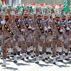 Soldados iraníes marchan durante el desfile militar anual que marca el aniversario del inicio de la devastadora guerra de 1980-1988 con el Irak de Saddam Hussein, en la capital, Teherán. | Foto:AFP