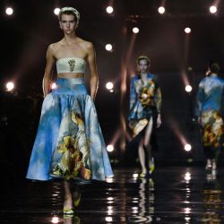 Una modelo presenta una creación para la colección de moda Primavera Verano 2023 de Roberto Cavalli en Milán. | Foto:Filippo MONTEFORTE / AFP