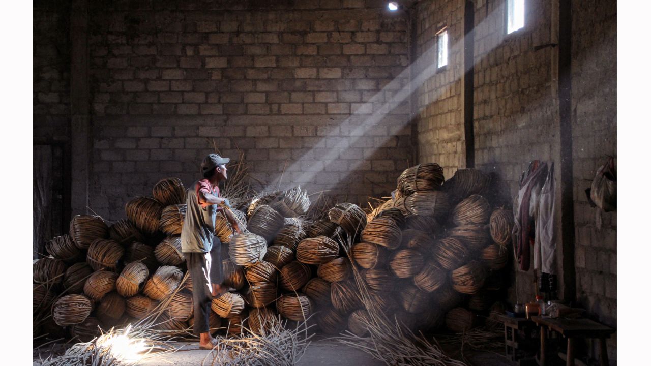 Un artesano trabaja en inusuales ataúdes de ratán en la aldea de Trangsan, en Sukoharjo, indonesia. | Foto:DIKA / AFP