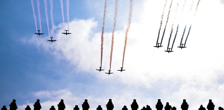 Aviones militares vuelan en formación durante el Desfile Cívico Militar por el 212º Aniversario del Grito de Independencia, en la Ciudad de México, capital de México.