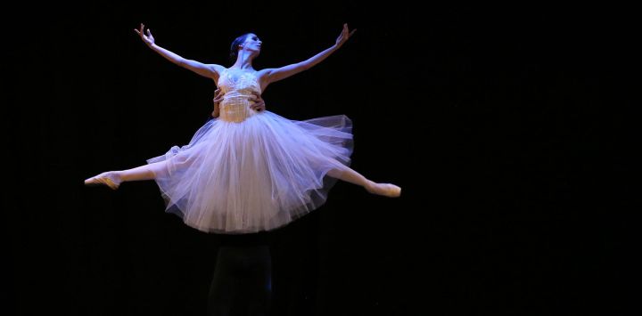 Bailarines del Ballet del Sur de Italia actúan durante el 13º Festival Internacional de Ballet de Cali, en Cali, Colombia.