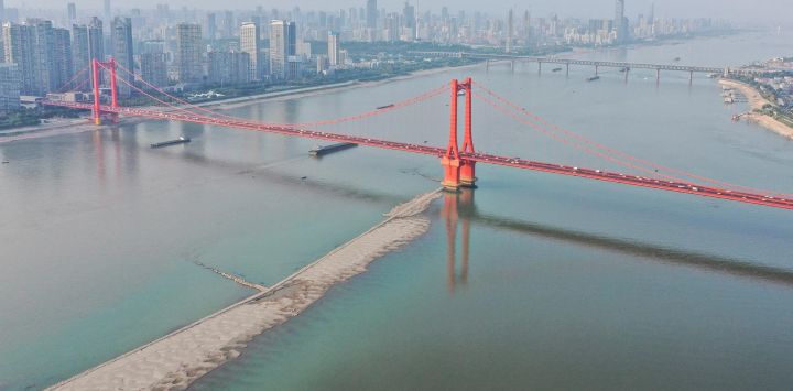 Esta foto aérea muestra el puente del río Yangtze de Yingwuzhou con una sección de un lecho seco del río Yangtze en Wuhan, en la provincia central china de Hubei.