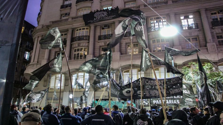 Trabajadores del neumático tomaron una oficina del Ministerio de Trabajo