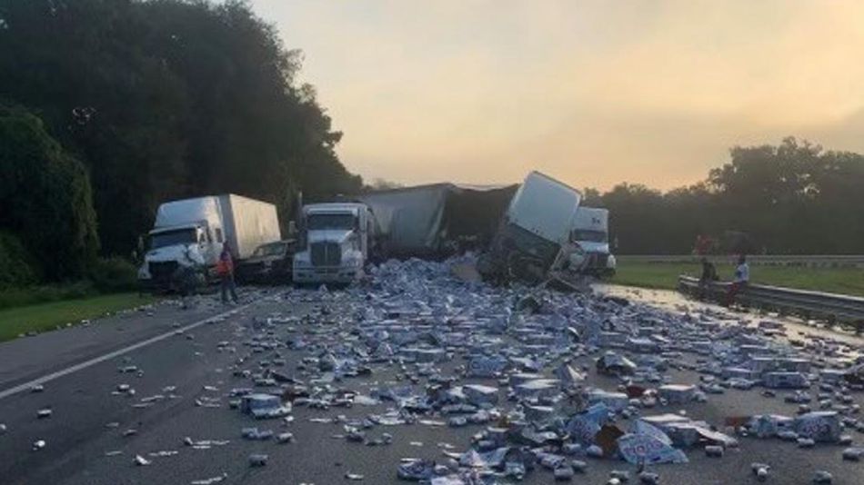 Una autopista de Florida quedó cubierta de cerveza tras un choque de camiones 20220922