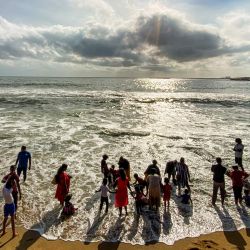 La gente se reúne en la playa del mar en Galle Face Beach en Colombo, Sri Lanka. | Foto:ISHARA S. KODIKARA / AFP