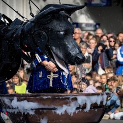 Los espectadores observan a Xolo, la marioneta de perro gigante de 300 kg de la compañía de teatro de calle Royal de Luxe, mientras recorre las calles de Villeurbanne, en la periferia noreste de Lyon, Francia. | Foto:JEAN-PHILIPPE KSIAZEK / AFP