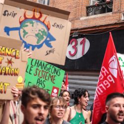 Los manifestantes sostienen pancartas mientras participan en una manifestación en apoyo del Día Internacional de la Acción Climática de los Jóvenes, en la ciudad de Toulouse, al sur de Francia. | Foto:CHARLY TRIBALLEAU / AFP