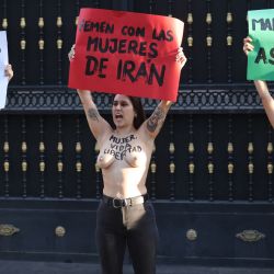 Miembros del grupo activista feminista Femen protestan en apoyo de las mujeres iraníes y contra la muerte de la mujer iraní Mahsa Amini frente a la embajada de Irán en Madrid. | Foto:Thomas Coex / AFP