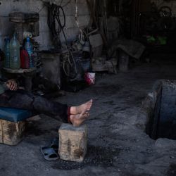 Un niño es fotografiado descansando en su lugar de trabajo en la ciudad norteña de Raqa, en el inicio del año académico en Siria. | Foto:DELIL SOULEIMAN / AFP