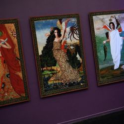 Un visitante observa las obras del artista Chaza Charafeddine durante un avance de la exposición "Habibi - Les revolutions de l'amour" en el Instituto del Mundo Árabe, en París. | Foto:CHRISTOPHE ARCHAMBAULT / AFP