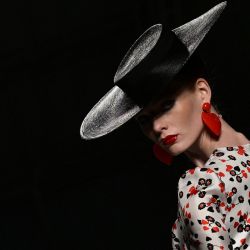 Una modelo presenta una creación para la colección de moda Primavera Verano 2023 de Moschino en Milán. | Foto:MIGUEL MEDINA / AFP