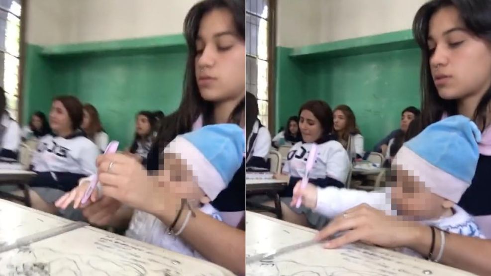 Mamá con Bebé en la escuela 20220923