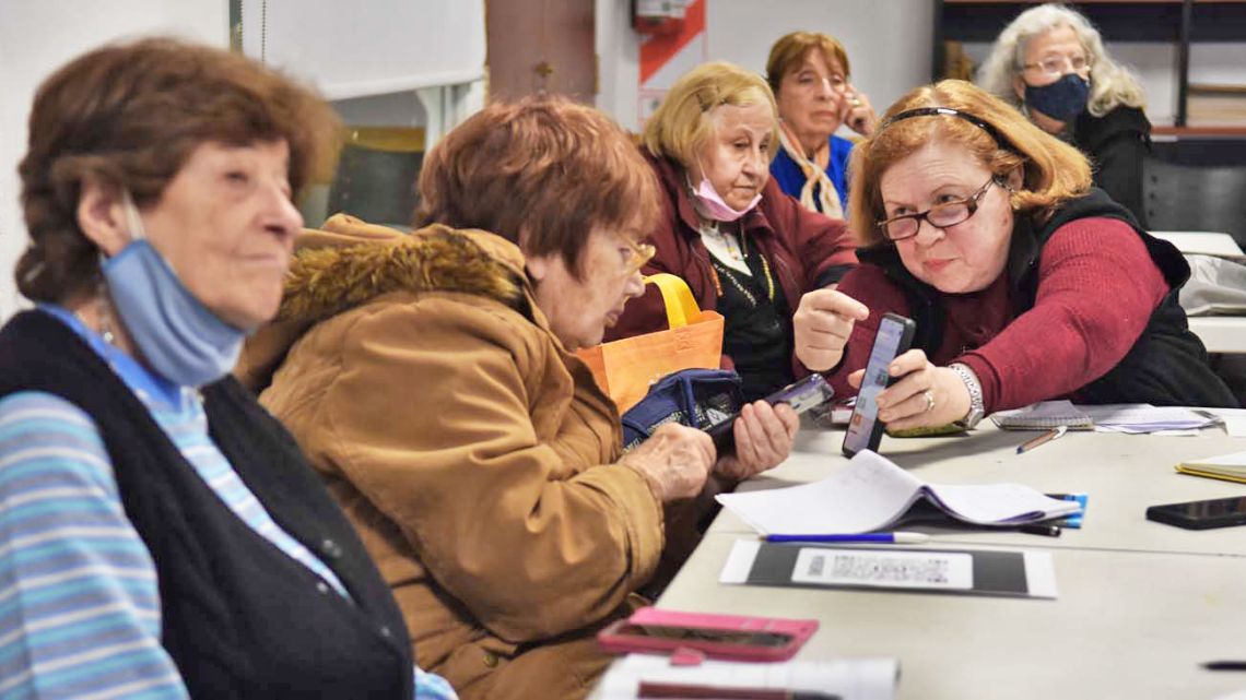 Half of Argentines over the age of 75 admit that they rarely use the internet or technology devices