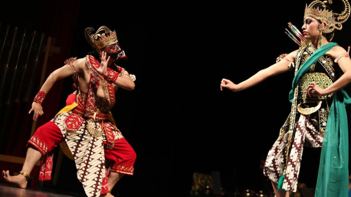 Traditional Indonesian dancers perform at the Teatro del Globo to celebrate the nation's independence day.