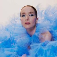 El look de corte americano con cuello en cristales de Natalia Oreiro