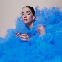 El look de corte americano con cuello en cristales de Natalia Oreiro