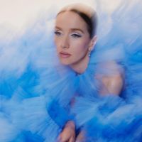 El look de corte americano con cuello en cristales de Natalia Oreiro