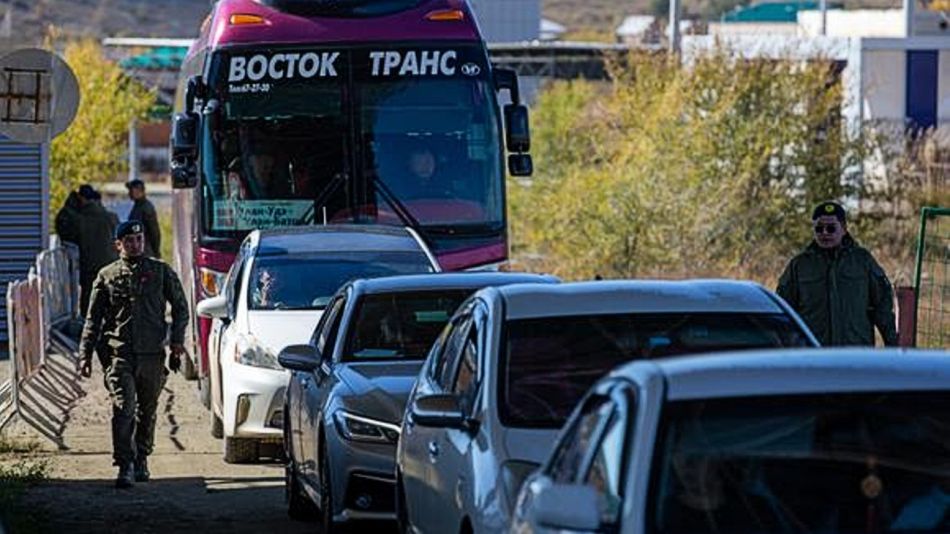 Vehiculos en pasos fronterizos de Rusia a Mongolia. Miles de rusos huyen de la convocatoria a reservistas que anunció Putin por la guerra en Ucrania.