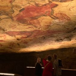 La Cueva de Altamira, o mejor dicho la réplica, se puede visitar y uno siente que es la verdadera.