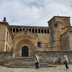 Santillana del Mar, en la zona de Cantabria, guarda mucha historia entre sus paredes.