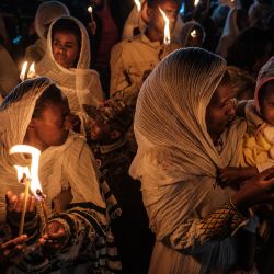 Devotos ortodoxos sostienen velas durante las celebraciones en la víspera de la fiesta ortodoxa etíope de Meskel, que conmemora el descubrimiento en el siglo IV de la Vera Cruz por la emperatriz romana Helena, en Addis Abeba. | Foto:EDUARDO SOTERAS / AFP