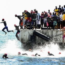 Los competidores toman la salida del circuito A de la carrera a nado de Dakar a Goree, Senegal. | Foto:SEYLLOU / AFP