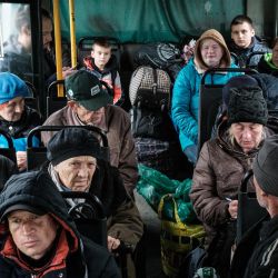 Los habitantes de la ciudad de Kupiansk, en la línea del frente, esperan en un autobús para ser evacuados en Shevchenkove, región de Kharkiv, Ucrania. | Foto:Yasuyoshi Chiba / AFP