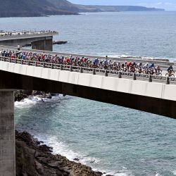 Unas ciclistas compiten en la prueba de ciclismo de ruta femenino en el Campeonato Mundial de Ruta UCI 2022 en Wollongong, Australia. | Foto:William West / AFP