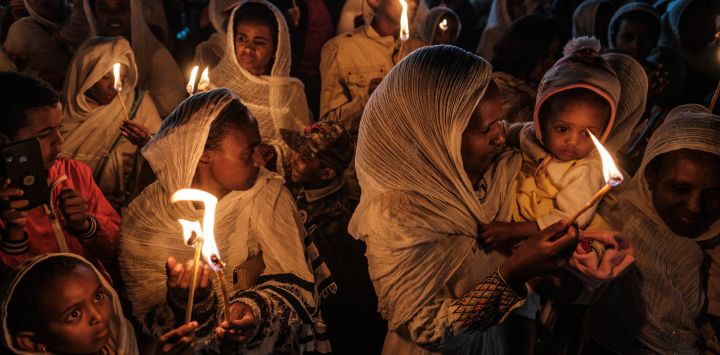 Devotos ortodoxos sostienen velas durante las celebraciones en la víspera de la fiesta ortodoxa etíope de Meskel, que conmemora el descubrimiento en el siglo IV de la Vera Cruz por la emperatriz romana Helena, en Addis Abeba.