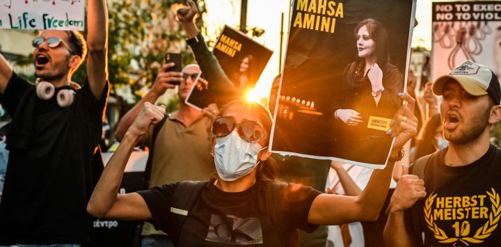 Un manifestante sostiene un retrato de la iraní Mahsa Amini durante una manifestación de iraníes residentes en Grecia en el centro de Atenas, tras la muerte de una mujer iraní después de su detención por la policía de la moral del país en Teherán.