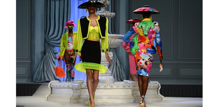 Una modelo presenta una creación para la colección de moda Primavera Verano 2023 de Moschino en Milán.
