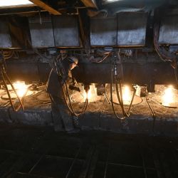 Empleados trabajan en una máquina de colada continua en la fábrica de la empresa siderúrgica integrada ArcelorMittal Kryvyj Rih, en la ciudad de Kryvyj Rih, en el centro de Ucrania, en medio de la invasión rusa de Ucrania. | Foto:Genya Savilov / AFP