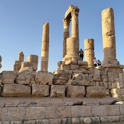 Turistas visitan las ruinas del histórico Templo Romano de Hércules, construido en el siglo II d.C., en la ciudadela de Ammán, capital de Jordania. | Foto:Daniel Slim / AFP